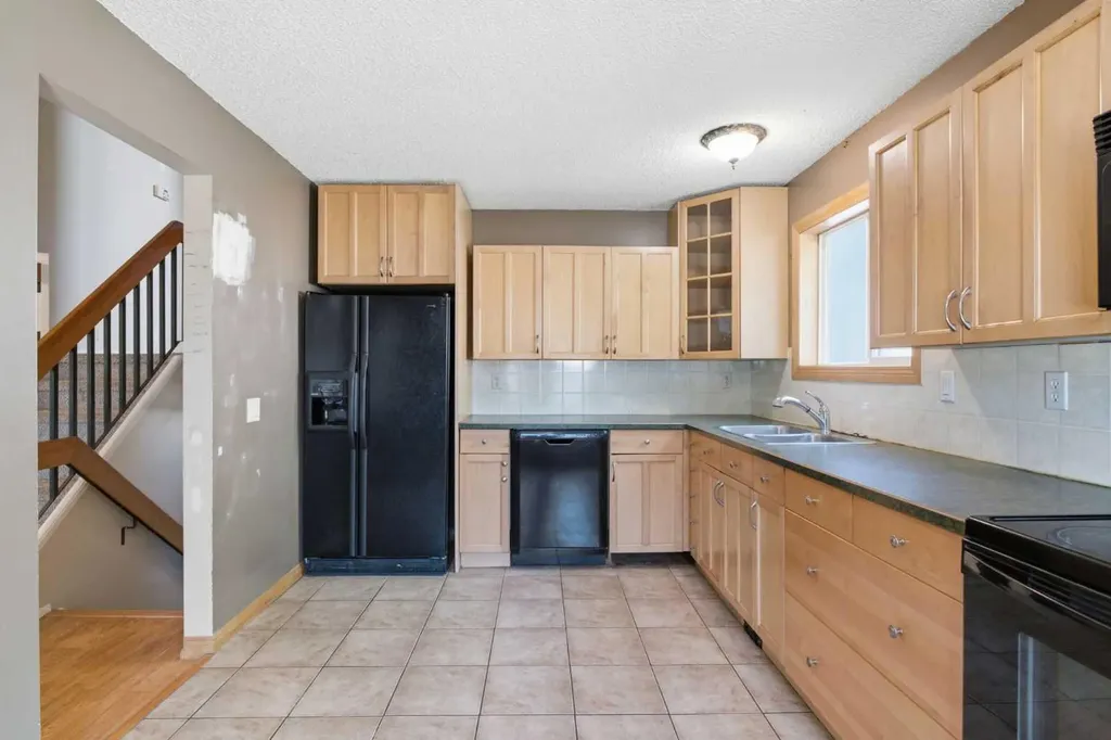 39 Woodglen Way SW Calgary AB T2W 4W8