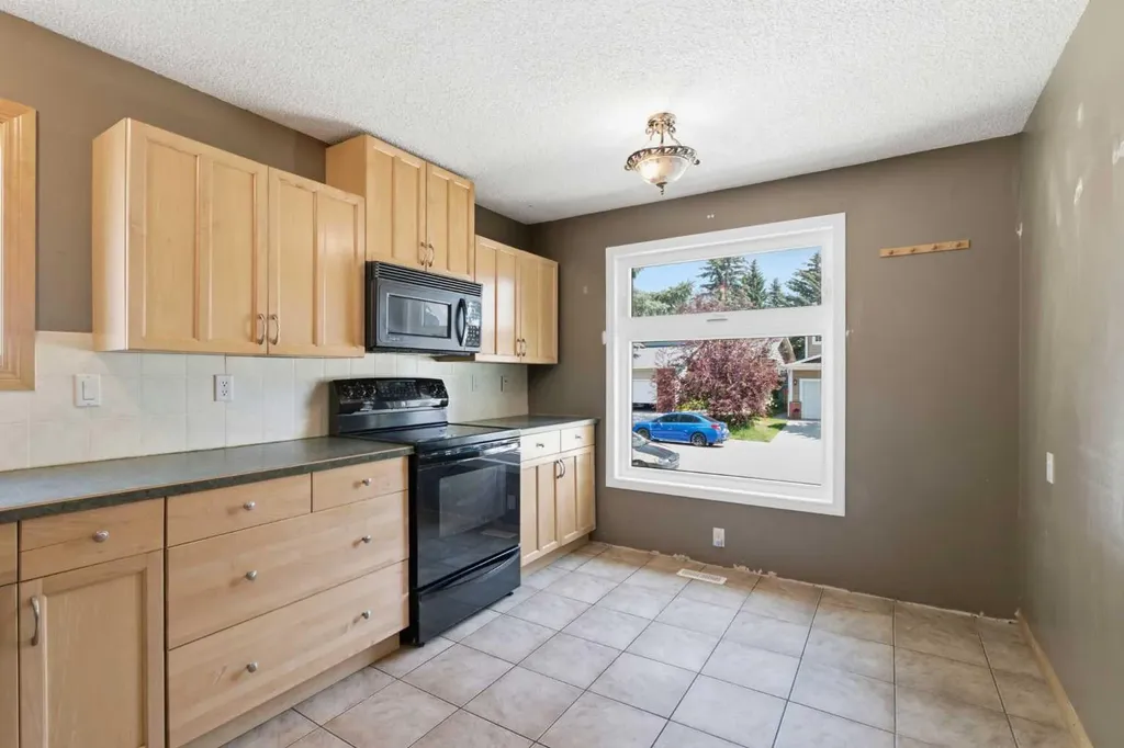 39 Woodglen Way SW Calgary AB T2W 4W8