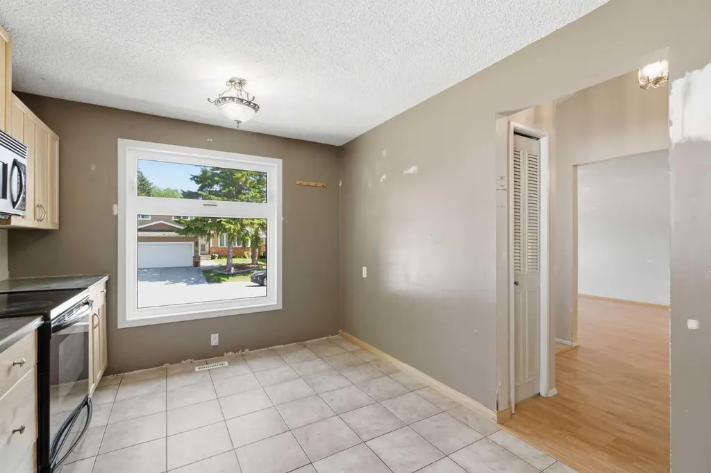 39 Woodglen Way SW Calgary AB T2W 4W8