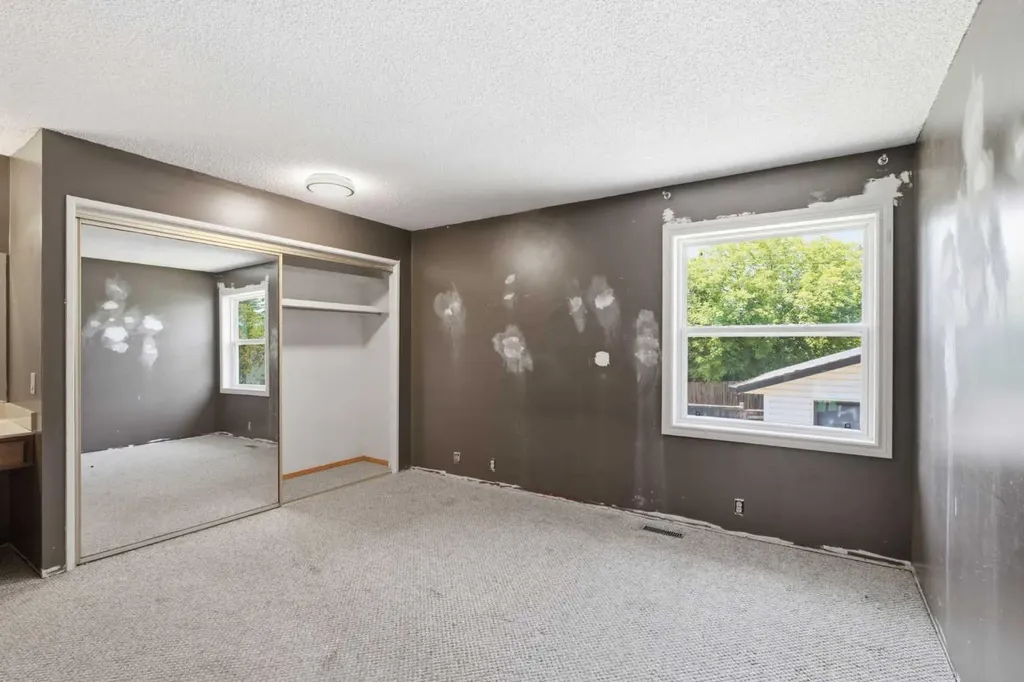 39 Woodglen Way SW Calgary AB T2W 4W8