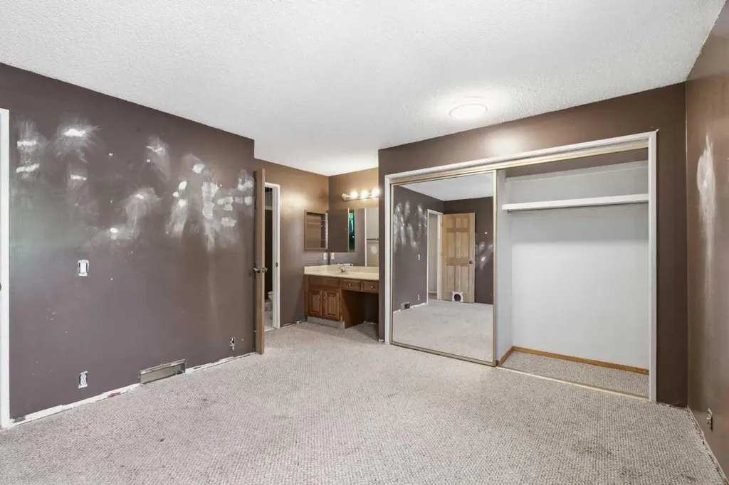 39 Woodglen Way SW Calgary AB T2W 4W8