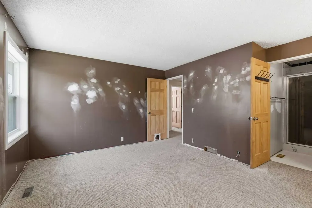 39 Woodglen Way SW Calgary AB T2W 4W8