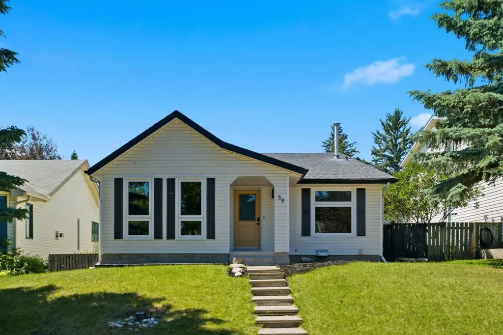 39 Woodglen Way SW Calgary AB T2W 4W8