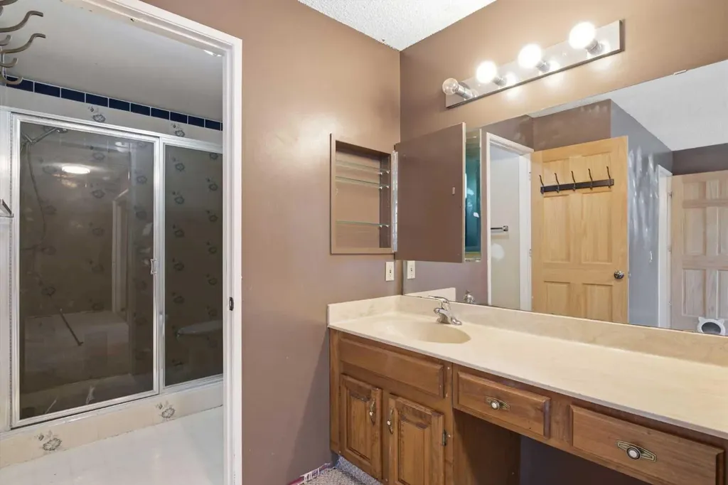 39 Woodglen Way SW Calgary AB T2W 4W8