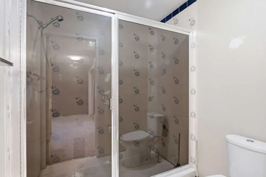 39 Woodglen Way SW Calgary AB T2W 4W8
