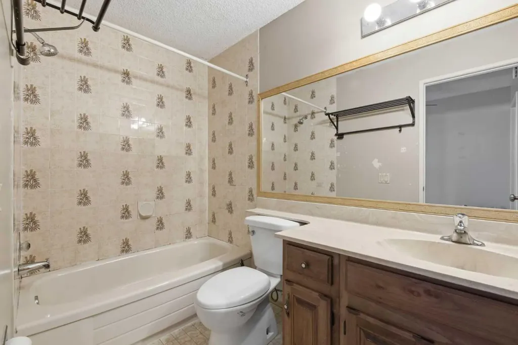 39 Woodglen Way SW Calgary AB T2W 4W8