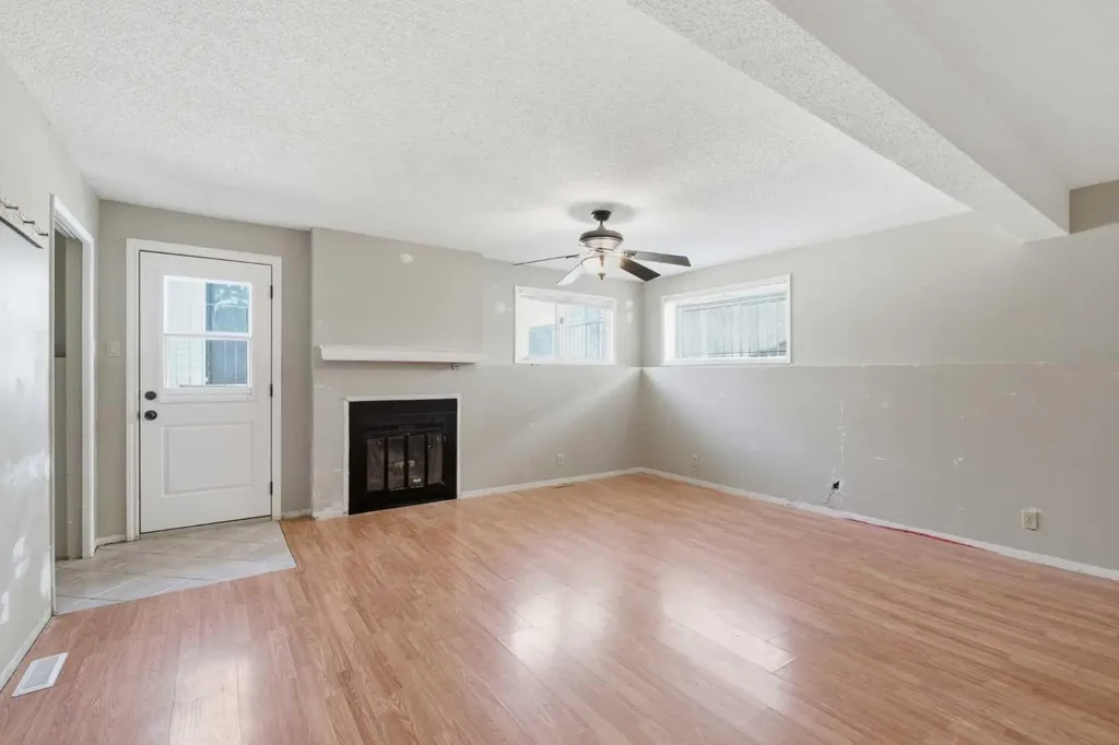 39 Woodglen Way SW Calgary AB T2W 4W8