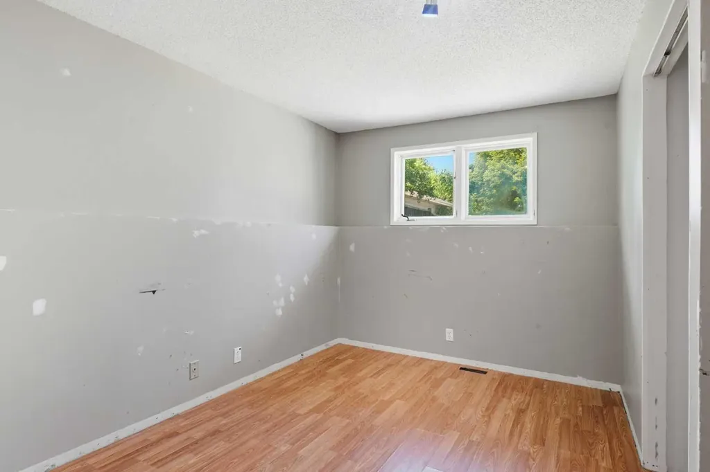 39 Woodglen Way SW Calgary AB T2W 4W8