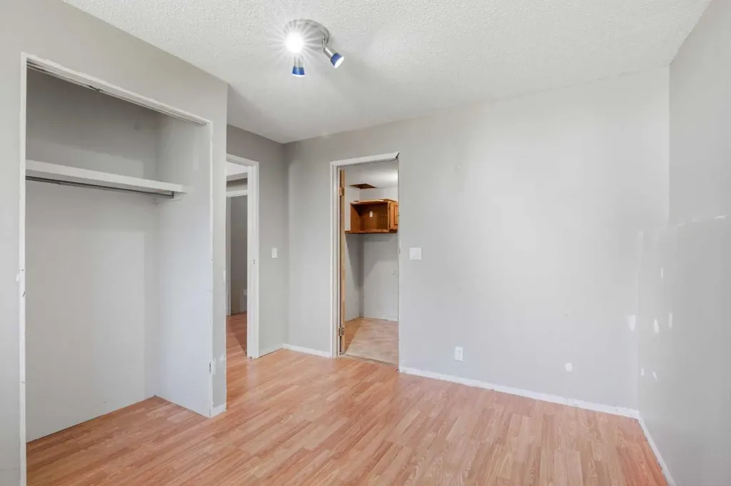 39 Woodglen Way SW Calgary AB T2W 4W8