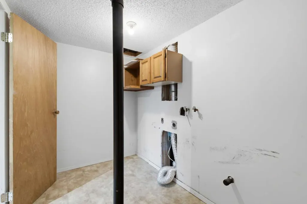 39 Woodglen Way SW Calgary AB T2W 4W8