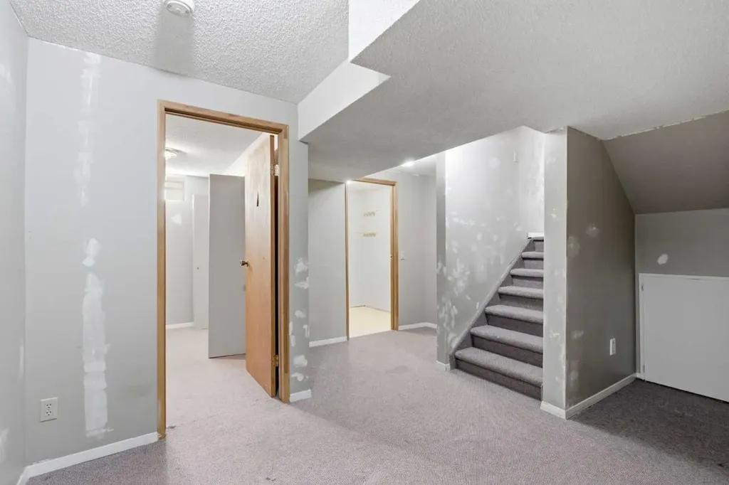 39 Woodglen Way SW Calgary AB T2W 4W8