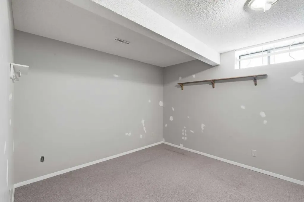 39 Woodglen Way SW Calgary AB T2W 4W8