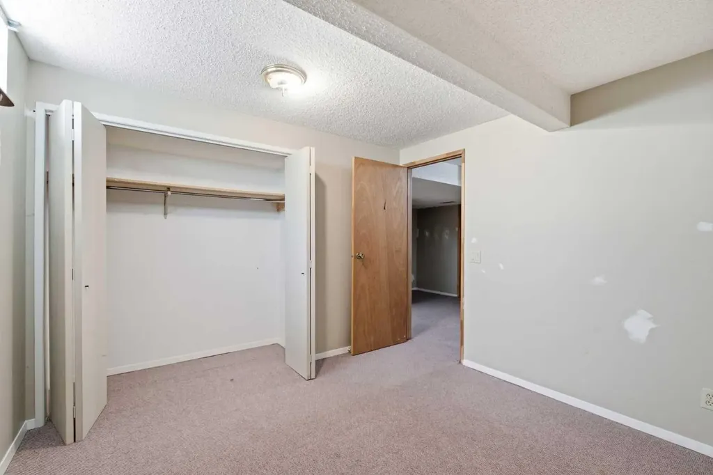 39 Woodglen Way SW Calgary AB T2W 4W8