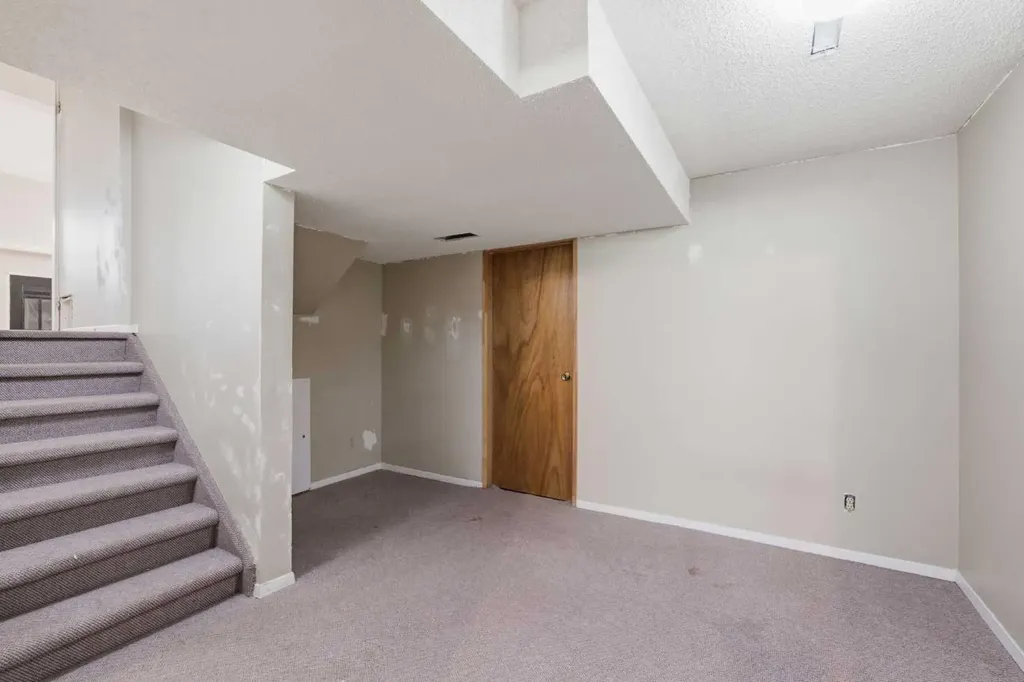 39 Woodglen Way SW Calgary AB T2W 4W8