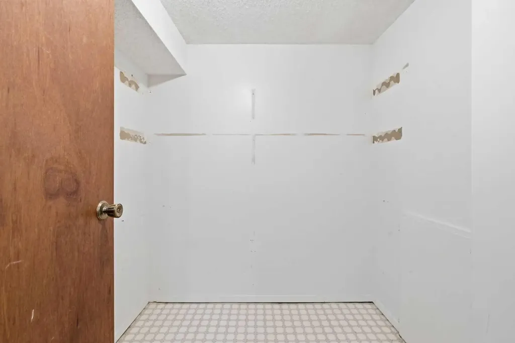 39 Woodglen Way SW Calgary AB T2W 4W8
