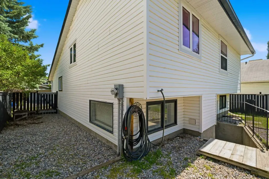 39 Woodglen Way SW Calgary AB T2W 4W8