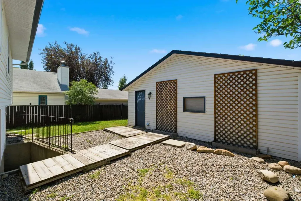 39 Woodglen Way SW Calgary AB T2W 4W8