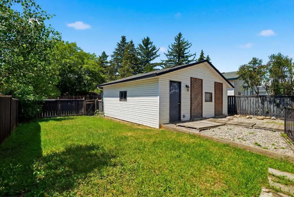 39 Woodglen Way SW Calgary AB T2W 4W8