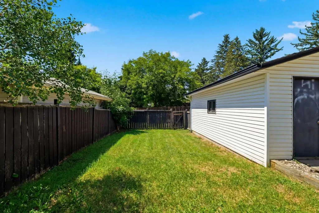 39 Woodglen Way SW Calgary AB T2W 4W8