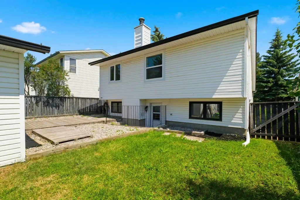 39 Woodglen Way SW Calgary AB T2W 4W8