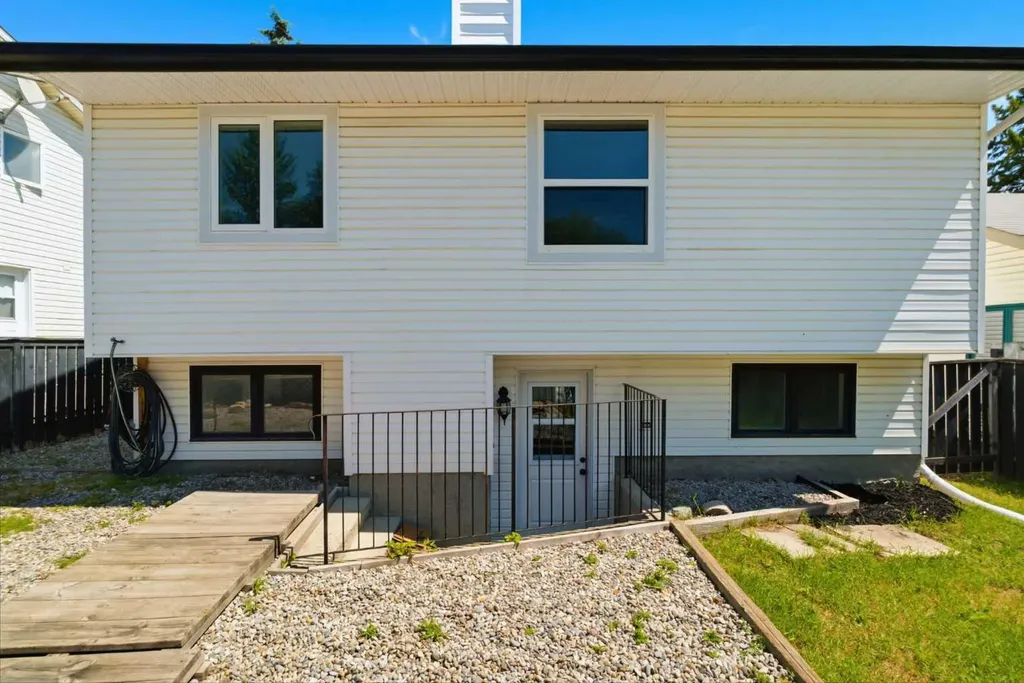 39 Woodglen Way SW Calgary AB T2W 4W8