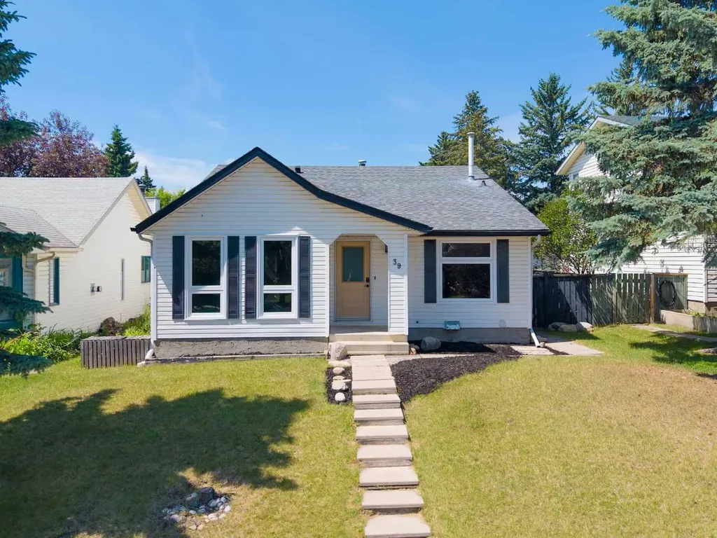 39 Woodglen Way SW Calgary AB T2W 4W8