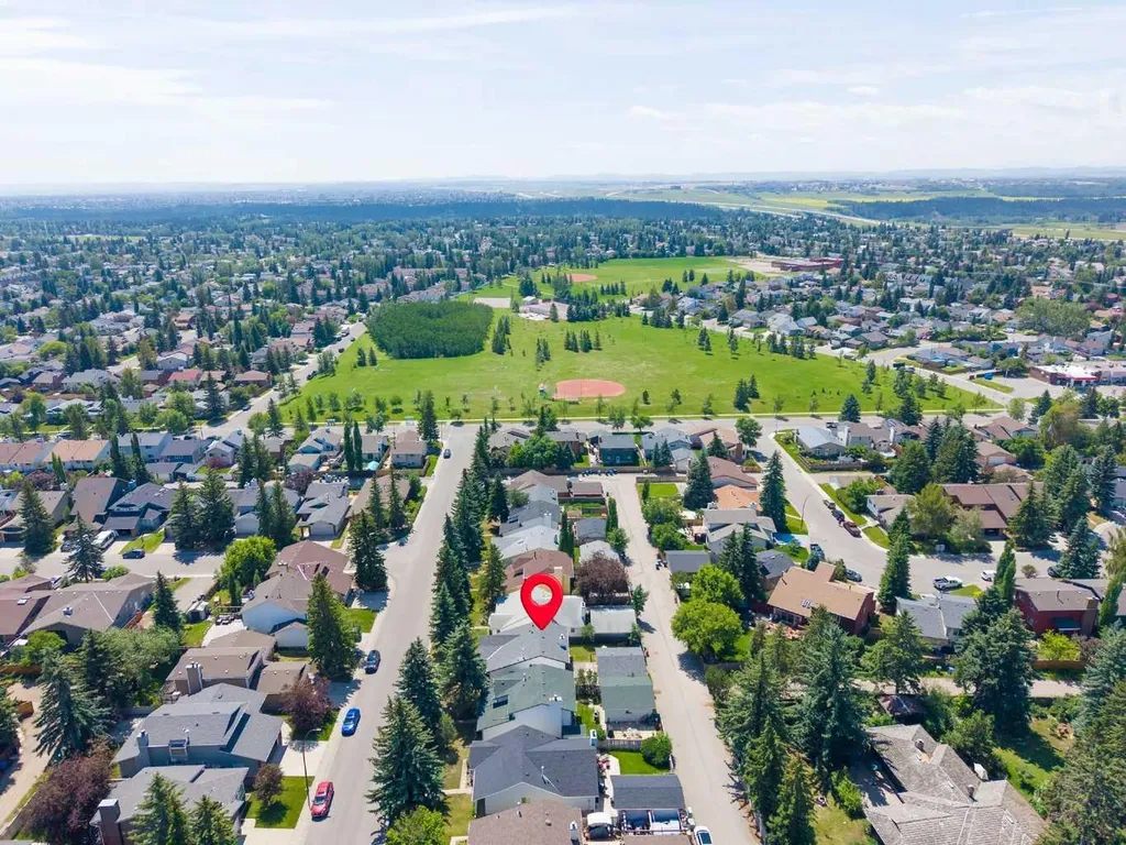 39 Woodglen Way SW Calgary AB T2W 4W8
