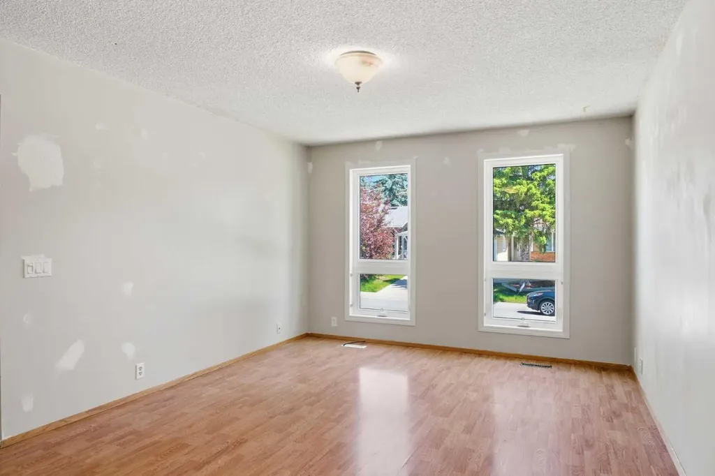 39 Woodglen Way SW Calgary AB T2W 4W8