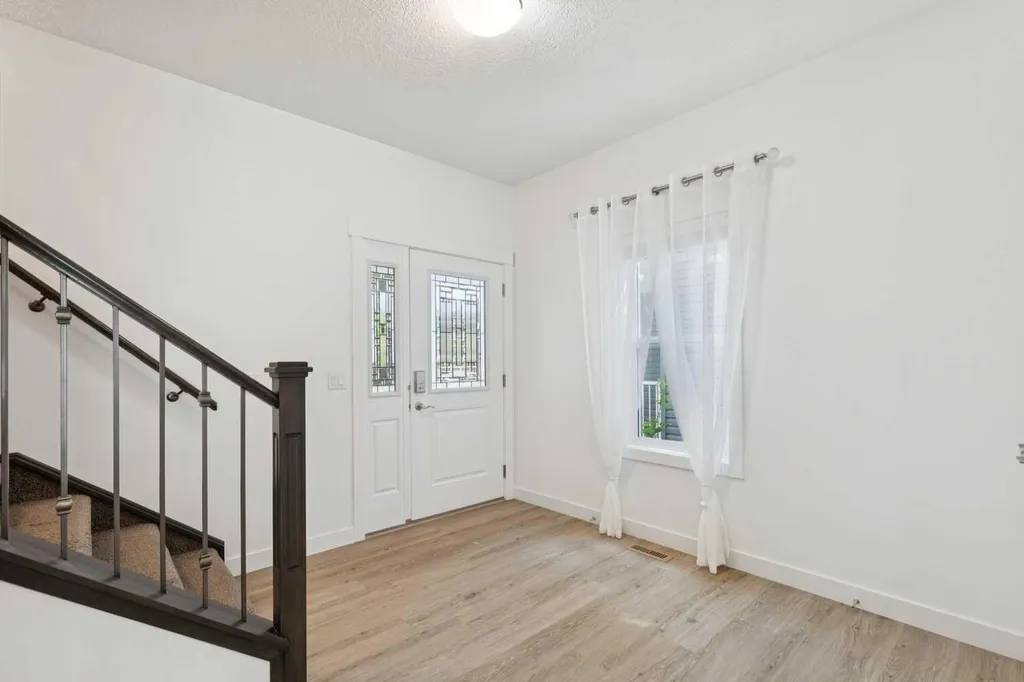 17 Crestbrook Hill SW Calgary AB T3B0C4