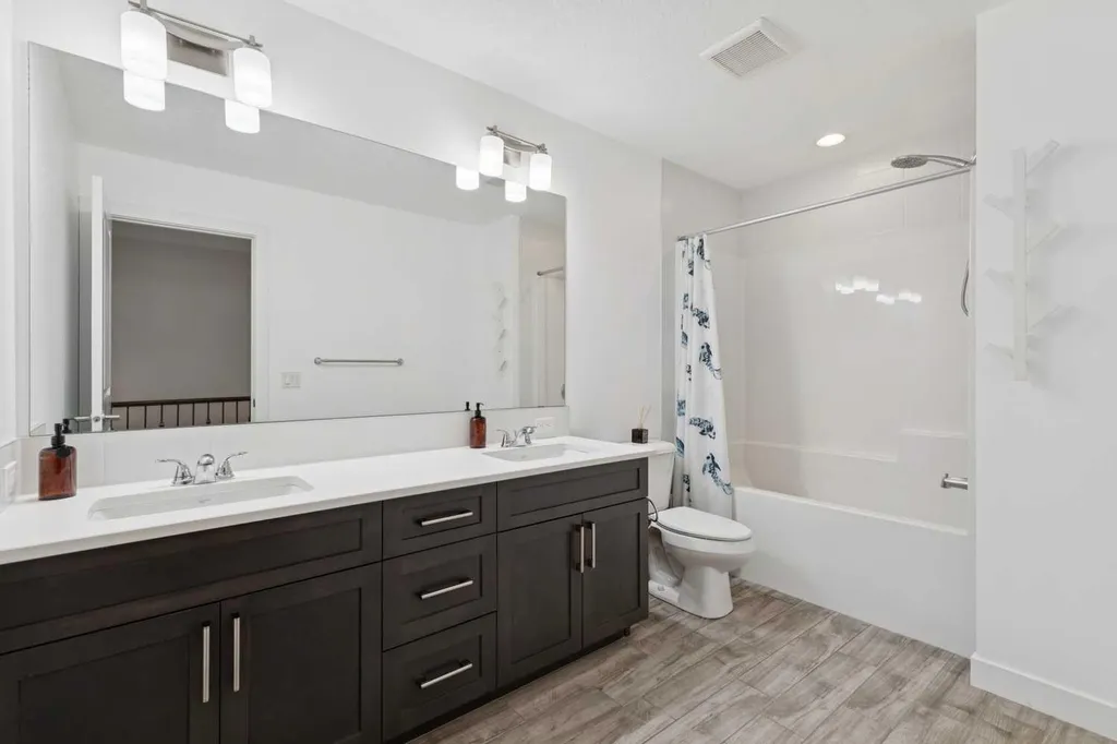 17 Crestbrook Hill SW Calgary AB T3B0C4