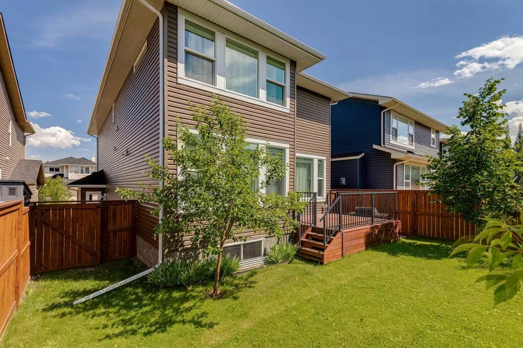 17 Crestbrook Hill SW Calgary AB T3B0C4