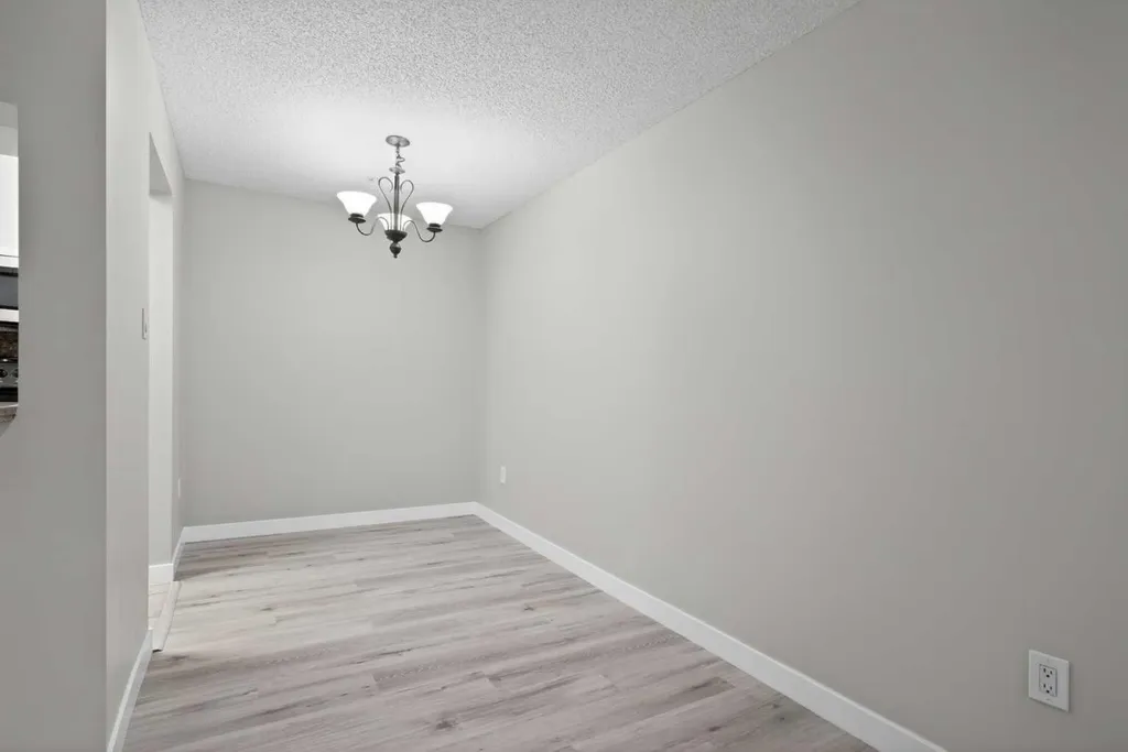 790 Kingsmere Crescent SW Calgary AB T2V 2H8