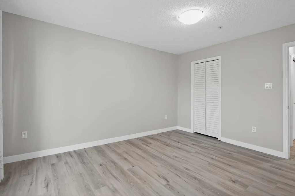 790 Kingsmere Crescent SW Calgary AB T2V 2H8