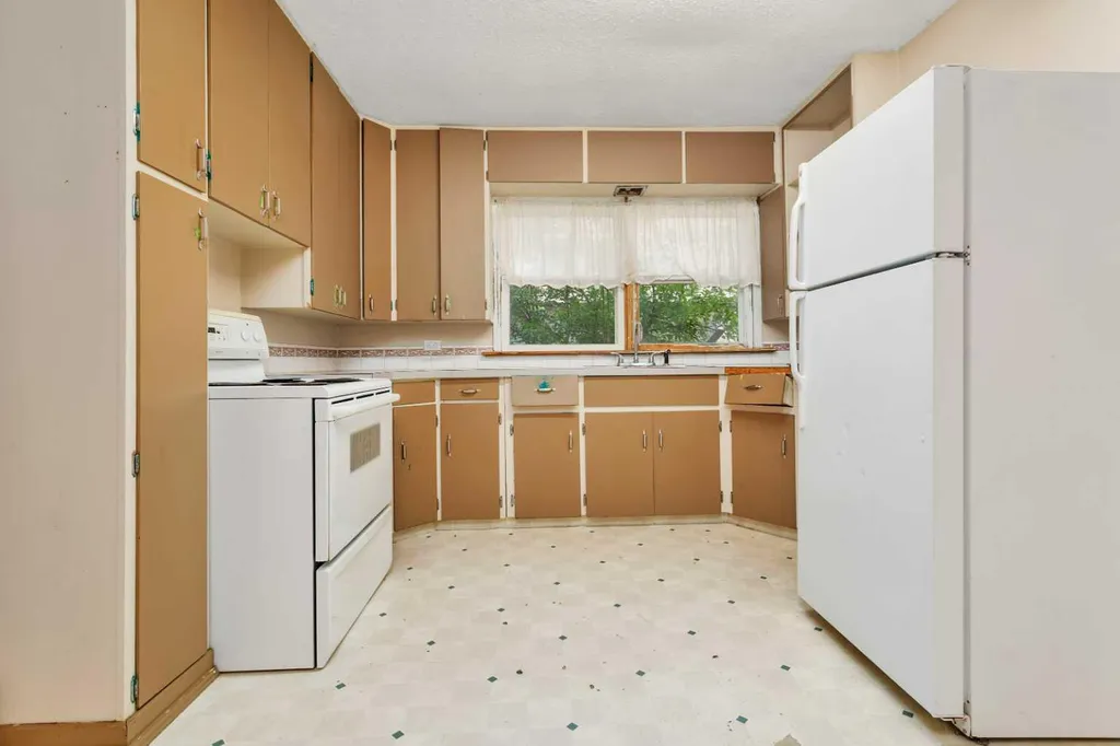 4715 48 Street Rocky Mountain House AB T4T 1C3