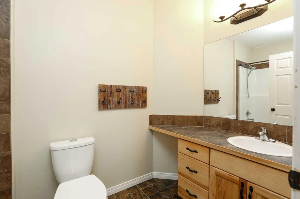 227 Rivermill Manor W Lethbridge AB T1K 8C5