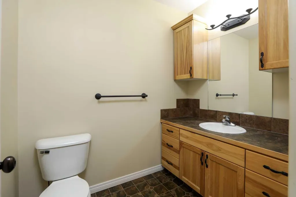 227 Rivermill Manor W Lethbridge AB T1K 8C5