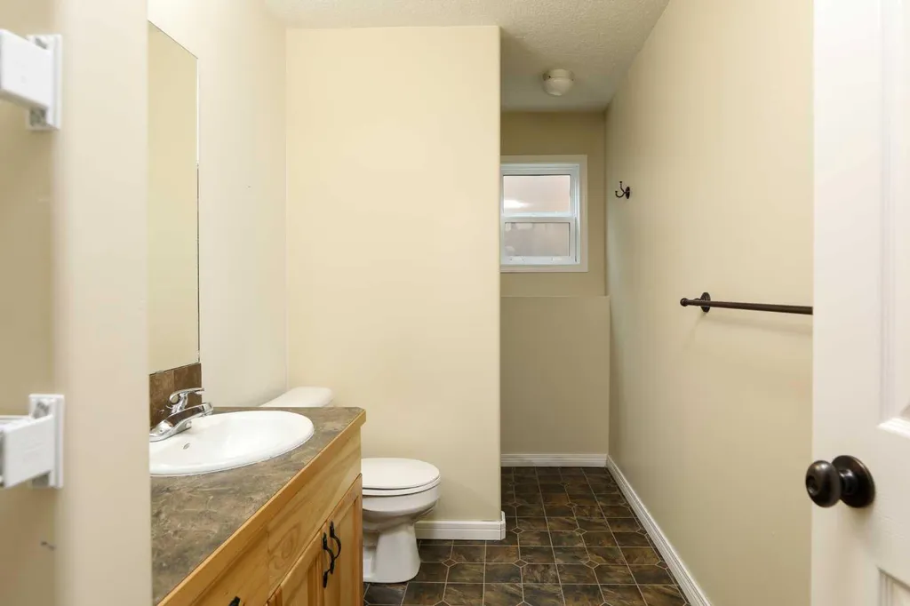 227 Rivermill Manor W Lethbridge AB T1K 8C5