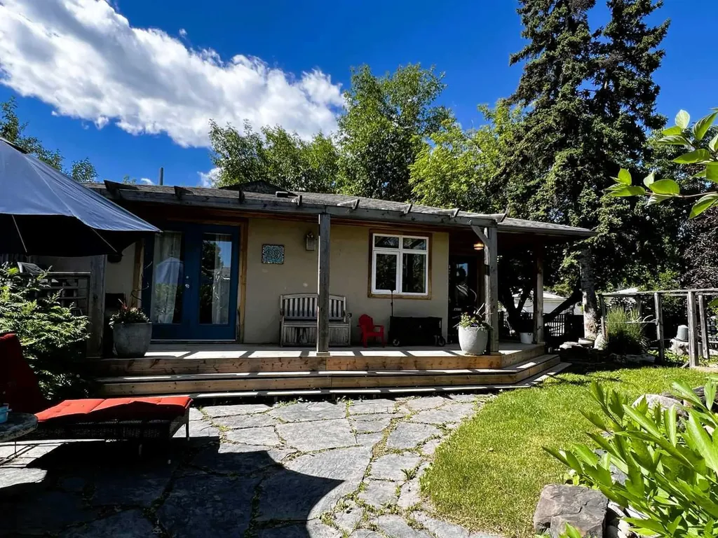 29 Windermere Road SW Calgary AB T3C 3K2