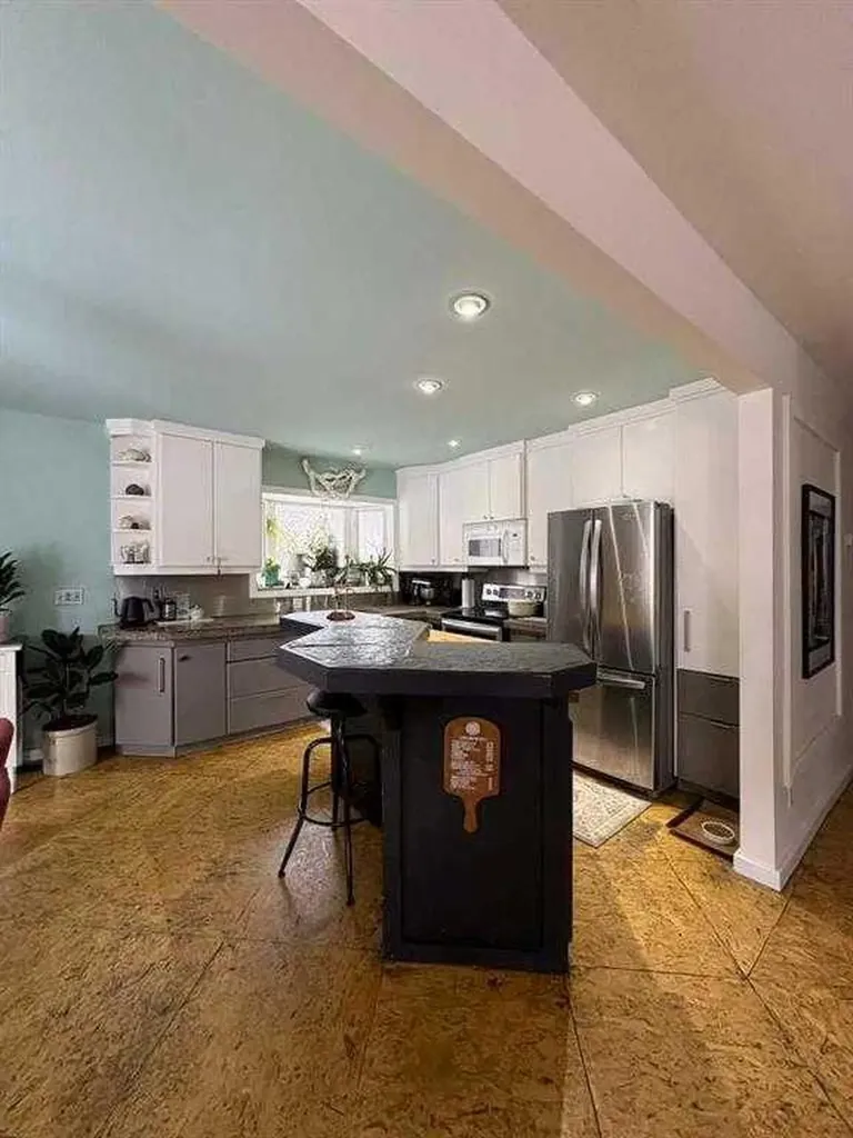 29 Windermere Road SW Calgary AB T3C 3K2