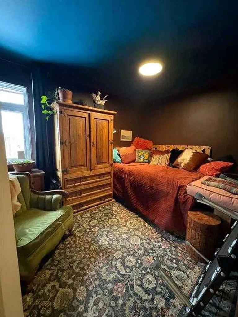 29 Windermere Road SW Calgary AB T3C 3K2