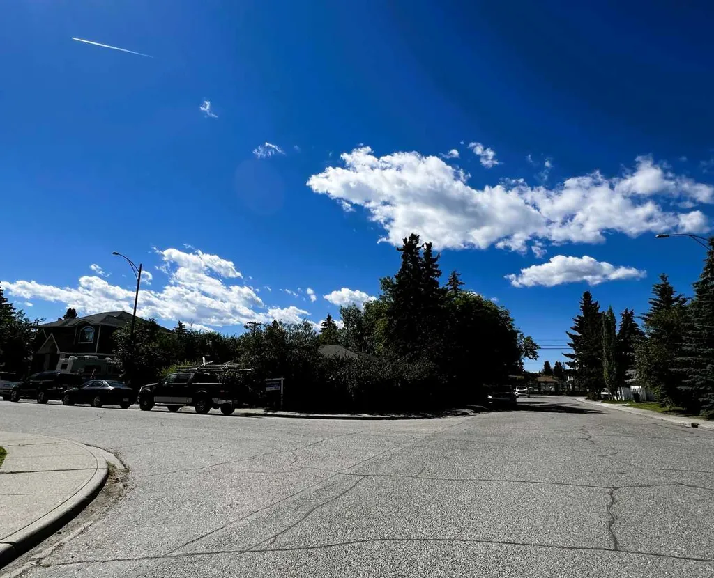 29 Windermere Road SW Calgary AB T3C 3K2
