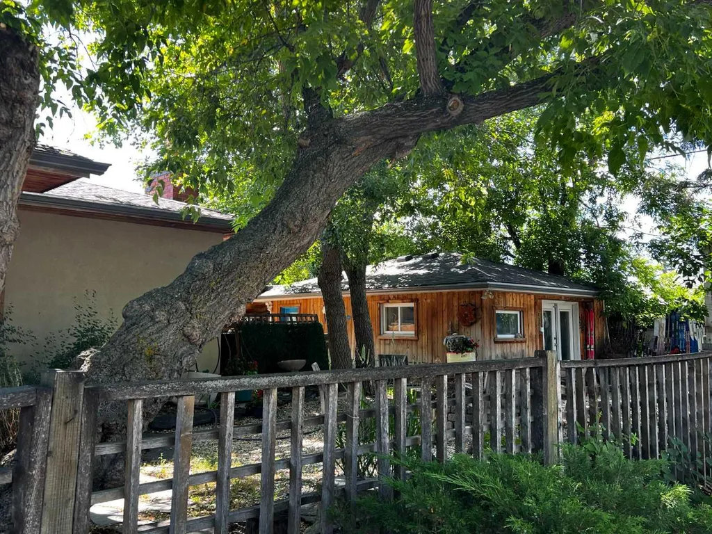 29 Windermere Road SW Calgary AB T3C 3K2
