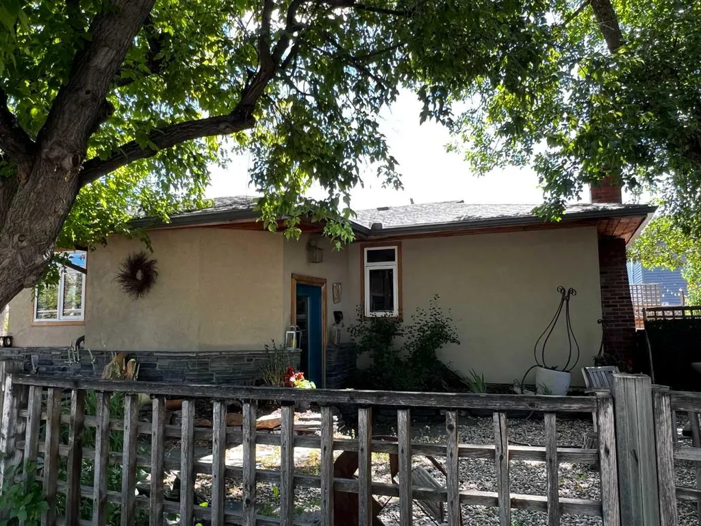 29 Windermere Road SW Calgary AB T3C 3K2