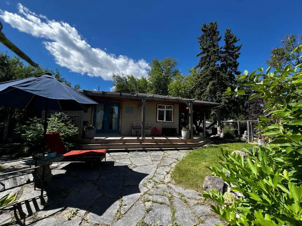29 Windermere Road SW Calgary AB T3C 3K2