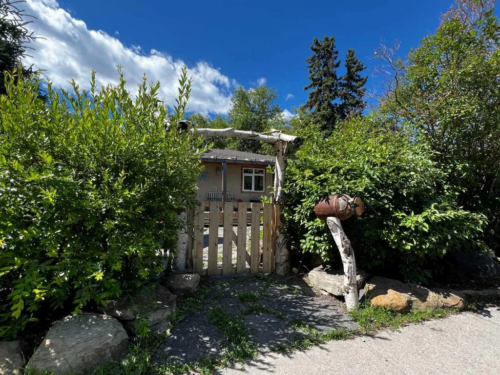 29 Windermere Road SW Calgary AB T3C 3K2
