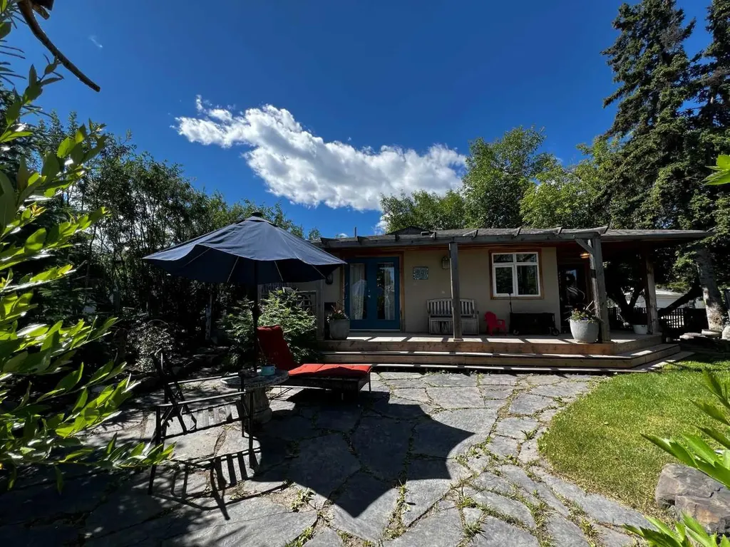 29 Windermere Road SW Calgary AB T3C 3K2