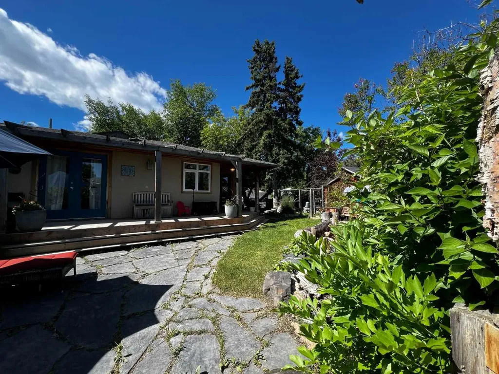 29 Windermere Road SW Calgary AB T3C 3K2