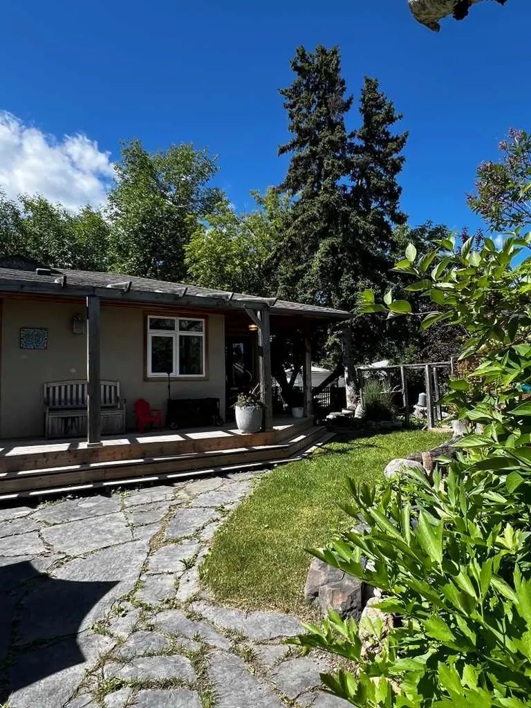 29 Windermere Road SW Calgary AB T3C 3K2