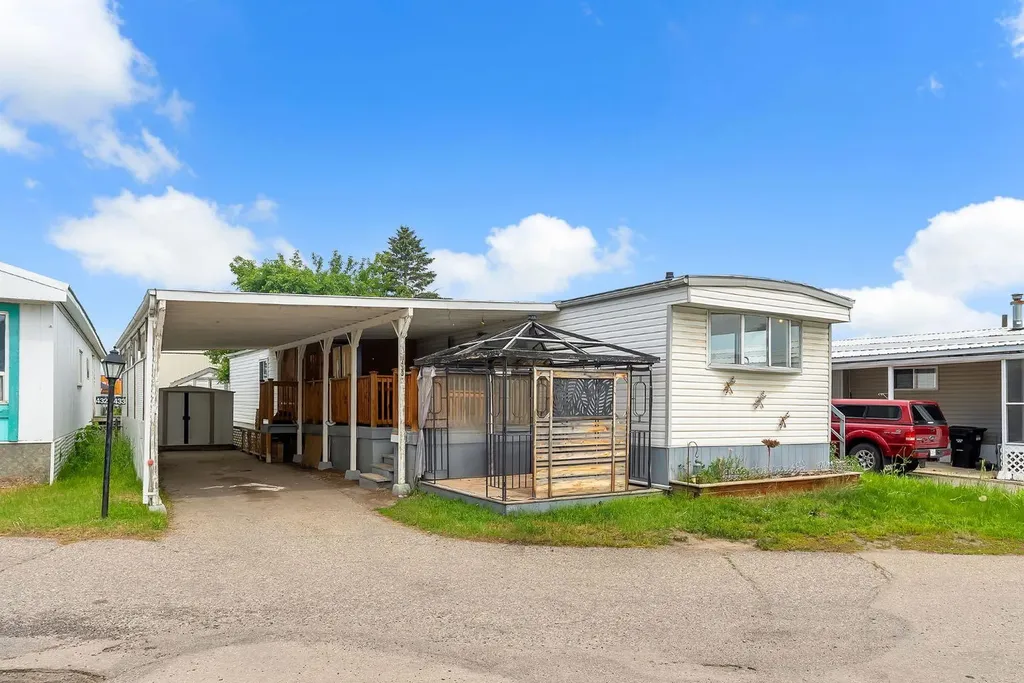 3223 83 Street NW Calgary AB T2B 5P2