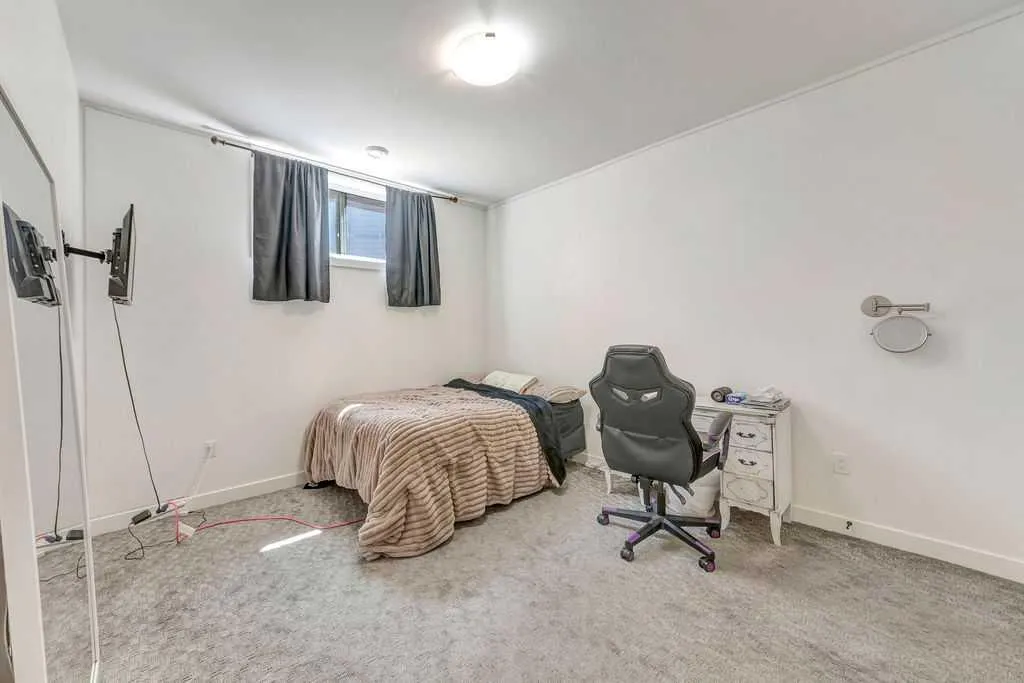 3805 70 Avenue Lloydminster AB T9V 3T2